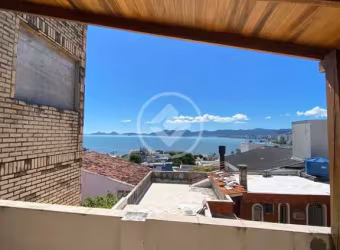Bela casa com vista mar possuindo 3 quartos e 2 banheiros no bairro Estreito/Florianópolis-SC codigo: 61166