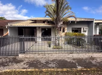 Casa à venda em Penha-SC, bairro Armação: 4 quartos, 1 suíte, 1 sala, 3 banheiros, 3 vagas de garagem, 200m²!