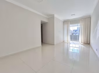 Apartamento com três quartos, sendo uma suíte com sacada e armários planejados.