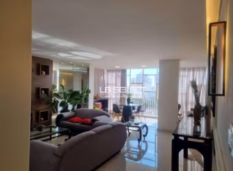 Apartamento no bairro Centro com quatro quartos, duas suítes e duas vagas de garagem.