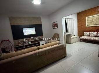 Casa no bairro Umuarama com três quartos, varanda gourmet e três vagas de garagem.