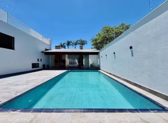 Casa à venda, Alto Padrão,3 quartos sendo 3 suítes, 6 banheiros sendo 1 lavabo, 3 vagas de garagem,