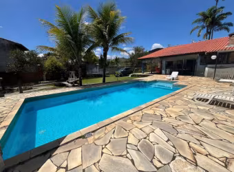 Chácara com fundos para o Rio Paraíba / Mobiliada  / 03 dormitórios com / Piscina / Mini lago de peixes / 120 m² de construção / 2200 m² de terreno / Guararema