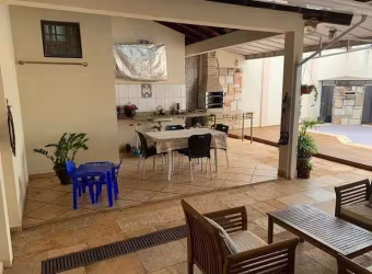 Casa para Venda em Uberlândia, Santa Mônica, 3 dormitórios, 3 suítes, 2 banheiros, 3 vagas