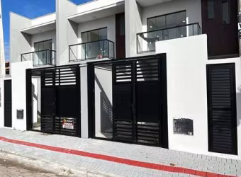 Excelente Sobrado Geminado 3 dormitórios sendo um Suíte a 300m da Nereu Ramos- B