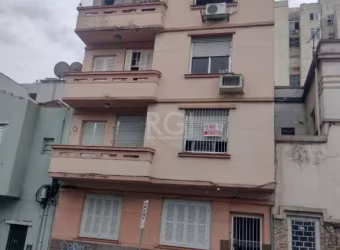 Amplo apartamento de 3 dormitorios desocupado,  ventilado,ensolarado, cozinha reformada area de serviço todo em piso frio bem localizado perto de tudo Farmacias, Bancos, Supermercados situado a 3 quad