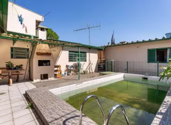Casa térrea com 3 dormitórios Parque Santa Fé, com 1 suíte, sala de estar, sala de jantar, banheiro social, cozinha, pátio, piscina, garagem coberta para 5 carros e 1 descoberta. Nos fundos com uma ed