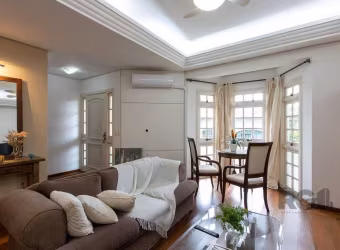 Em excelente localização no Bairro Tristeza, bela casa em condomínio, mobiliada, com 4 dormitórios, sendo 2 suites, uma no sótão, e banheiro social. Conta com amplo living para dois ambientes, piso ta