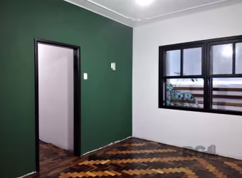 Apto 3 quartos reformado em estilo rustico, térreo no bairro Rio Branco/Bom fim. &lt;BR&gt;apto amplo, com duas área externas excelentes pra plantas e pets.  O banheiro  principal vintage e possui um 