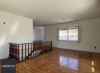 CASA COM 5 DORMITÓRIOS, ESPAÇO PARA FESTAS E PEÇAS AMPLAS PRÓXIMO AO IGUATEMI