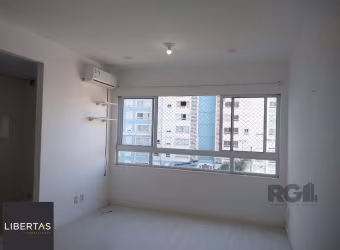 Ótimo 2 dormitórios desocupado,condomínio com piscina.