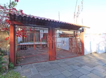 Casa localizada na clemente pinto, muito bem construída, com estrutura para mais um andar 4 quartos grandes, completos sendo uma suite com espaço para closet e vista para porto alegre, pequeno pátio n