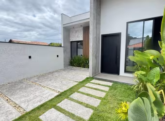 Casa na praia a 6 minutos do mar com excelente acabamento