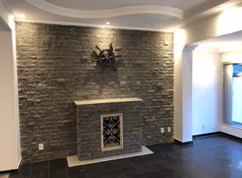 Casa para locação no miolo do Tatuapé com 400m² de terreno e 400m² de construção são 3 suítes sendo uma master com hidromassagem, sala de estar com lareira
