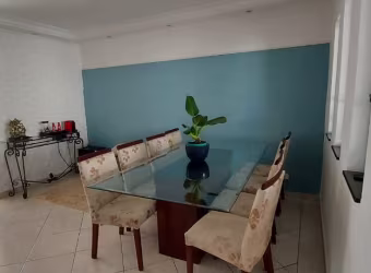 Bonita e ampla casa, 2 dormitórios, toda revestida, com um pequeno jardim a frente, com edícula linda no fundo, vaga para 5 carros..terreno 10x25
