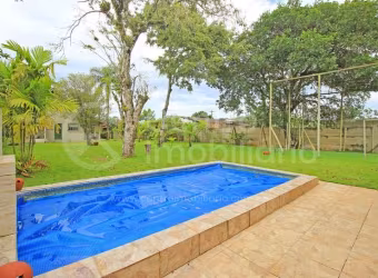 CASA à venda com piscina e 4 quartos em Peruíbe, no bairro Leão Novaes