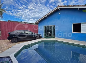 CASA à venda com piscina e 2 quartos em Peruíbe, no bairro Centro