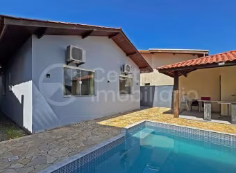 CASA à venda com piscina e 3 quartos em Peruíbe, no bairro Estancia Sao Jose