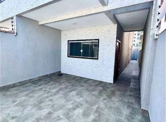 Sobrado com piscina  3 suítes 50 metros da praiaà venda, 130 m² por R$ 800.000 no bairro  Ocian em  Praia Grande SP
