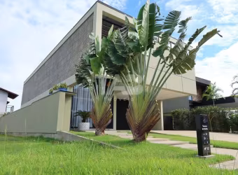 Casa de alto padrão no condomínio Caledônia à venda