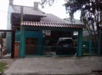 Maravilhosa casa mobiliada no bairro Nonoai, com 3 dormitórios, 3 banheiros, living 2 ambientes com lareira, lavabo, copa, cozinha, sala de estar, pátio com piscina, salão de festas, churrasqueira e v