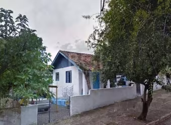 Ótimo terreno no Jardim Itú, de esquina, com 300m² (10 x 30m). Possui casa de alvenaria com sala, 2 dormitórios, banheiro, cozinha e área de serviço. Amplo terreno possibilitando nova construção ou am