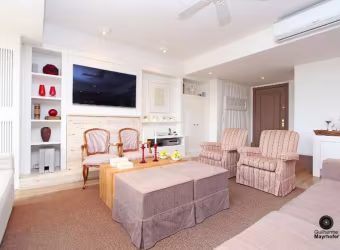 Apartamento Garden, com 3 (três) suítes, sendo 2 (duas) suítes no formato americana, e 1 (uma) suíte máster com toaletes separados, finamente decorado, semi-mobiliado, com living para 03 ambientes com