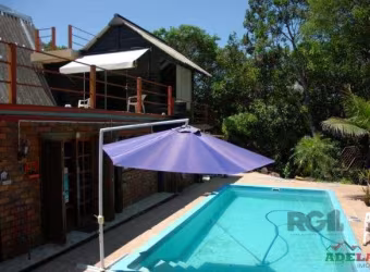 Sítio Zona Sul de Porto Alegre. Incrível Mini-Sítio com Casa/Cabana Perfeitamente Integrada ao Ambiente. Possui 2 Suítes sendo uma com Gabinete, Lareira e Terraço. 2 Salas de Estar sendo uma a Mais Am