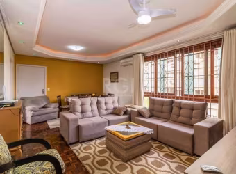 Ótimo apartamento de 100m² a poucos metros da Redenção! O imóvel possui 3 dormitórios sendo 1 suíte com closet, banheiro social com ventilação natural, amplo living para dois ambientes, cozinha montad