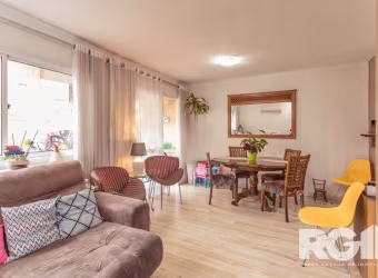 Casa em condomínio fechado no bairro Ecoville em Porto Alegre com 4 dormitórios e 2 suítes. A casa conta um pátio nos fundos que agrega muito no seu dia a dia. Os 3 quartos do segundo piso, tem um bom