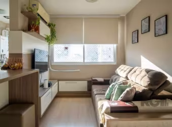 Apartamento parcialmente mobiliado, composto por 3 quartos, sendo 1 suíte, 2 banheiros, espaçoso living em dois ambientes, cozinha americana integrada com área de serviço e 1 vaga de estacionamento es