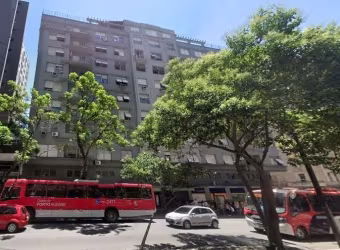 Ótimo e amplo apartamento no Centro, andar alto, de frente, com 120m² privativos, de 3 dormitórios. Possui sala de estar, sala de jantar com sacada, 3 dormitórios espaçosos sendo 1 com sacada, banheir