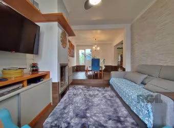 Excelente casa/sobrado no bairro Partenon. No primeiro Pavimento encontra-se a garagem para dois carros. Ao adentrar o imóvel, tem o corredor, sala de estar, sala de jantar com churrasqueira, fogão a 