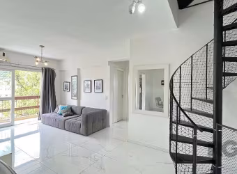 Excelente cobertura semi mobiliada, com 3 dormitórios, sendo dois no andar térreo, living 2 ambientes, banho social, cozinha, área de serviço separada. O andar superior também, possui entrada independ