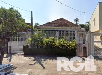 Terreno (11x51m²), para fins comerciais ou residenciais. Em rua com fácil acesso a ônibus e lotação. Localização próxima ao Bourbon Ipiranga, Av. Salvador França, Av. Bento Gonçalves e Av. Ipiranga. A