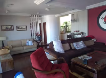 Casa de alto padrão em Condomínio fechado, com  vista de 180º graus do Rio Guaíba e da cidade de POA no Bairro Nonoai.,living com pé direito duplo, com 05 dormitórios, sendo uma suíte máster, 05 banhe