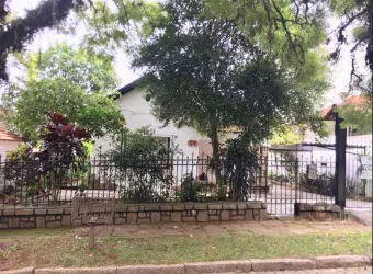 ÓTIMA RESIDENCIA EM RUA CALMA, ARBORIZADA, PARREIRA , GARAGEM COBERTA, CHURRASQUEIRA, LAVANDERIA, COZINHA, TRES DORMITORIOS , BANHEIRO SOCIAL, CLOSET, BANHEIRO SERVIÇO, DEPENDENCIA EMPREGADA COMPLETA,