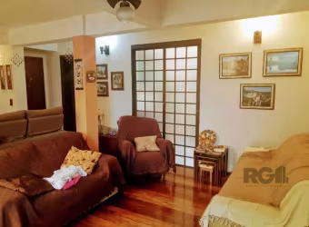 Casa espaçosa com 340 m² de área construída&lt;BR&gt;Esta residência oferece 3 dormitórios amplos, incluindo uma suíte, e 4 banheiros. O living é um charme à parte, com 3 ambientes integrados, lareira