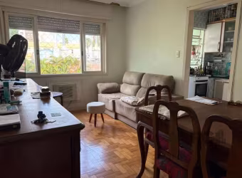 Apartamento amplo 60,68m², 2 dormitórios, living, cozinha, área de serviço.&lt;BR&gt;4 andar, sem elevador, fundos lateral.&lt;BR&gt;Condomínio com porteiro eletrônico, bicicletário.&lt;BR&gt;Ótima lo