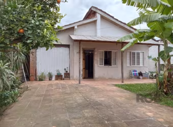 Casa diferenciada, antiga com aproximadamente 90 m², distribuídos em três dormitórios, sala ampla ( dois ambientes), dois banheiros, cozinha, área de serviço. Garagem fechada para dois carros. Pátio, 