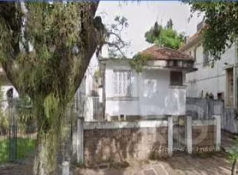 Casa nas imediações da Felipe de Oliveira, bairro Petrópolis, terreno com 11x33, totalizando 330m².&lt;BR&gt;Possibilidade de venda do terreno ao lado.&lt;BR&gt;&lt;BR&gt;O bairro Petrópolis, em Porto