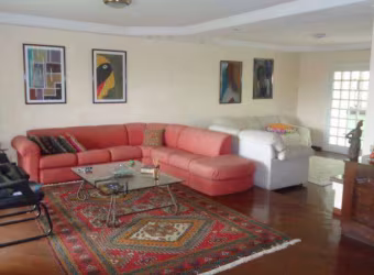 Casa de alvenaria, com 249,27m², terreno com 810m², constituída de hall de entrada, lavabo, escritório, sala de estar, estar intimo com lareira, 4 quartos, sendo 1 suíte com closet, banho social e amp