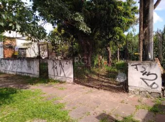 Terreno no bairro Sarandi, com 300m². Localizado na Avenida Martins Bastos, 799, proximo a bares, lancherias, supermercados, praças, áreas verdes, e aos principais comércios da região. Parada de ônibu