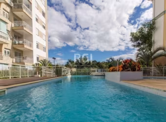 Lindo apartamento térreo, sala rebaixada com gesso e piso porcelanato, 2 dormitórios, suíte, ficam os móveis planejados, cozinha americana, sacada com churrasqueira, pátio .&lt;BR&gt;Condomínio com in