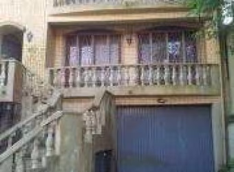Prédio composto por 2 apartamentos, localizado na frente da charmosa Igrejinha Nossa Senhora da Assunção. &lt;BR&gt;Apartamentos idênticos, cada unidade com 3 suítes, sendo 1 suíte master, sala de est