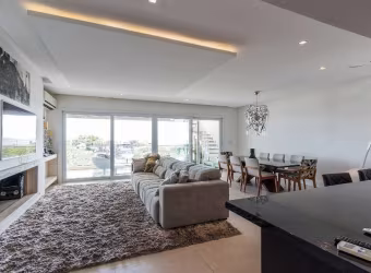 Apartamento Cobertura, totalmente mobiliado, finamente decorado no alto do Cristal, com vista incrível do Guaíba. &lt;BR&gt;Apenas 2 apartamentos por andar. &lt;BR&gt;Garagem para 4 carros. &lt;BR&gt;
