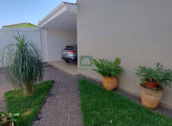 Casa com 4 quartos à venda no Jardim Patrícia, Uberlândia  por R$ 750.000
