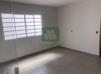 Casa com 3 quartos à venda no Jardim Holanda, Uberlândia  por R$ 390.000