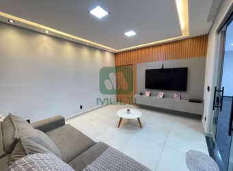 Casa com 3 quartos à venda na Cidade Jardim, Uberlândia  por R$ 850.000