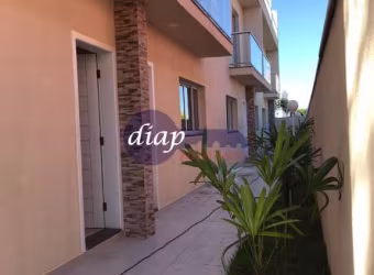 Lindo sobrado em condomínio com 5 casas de 200 m² com quatro pavimentos, sendo: - Subsolo - 4 vagas demarcadas e um espaçoso depósito, com acesso exc